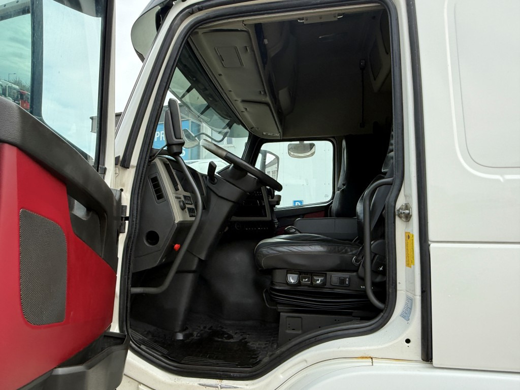 Photo d'intérieur 1: VOLVO FM 500, 2015,  8x4 tridem, S1 - crédit-bail VOLVO FM 500, 2015,  8x4 tridem, S1