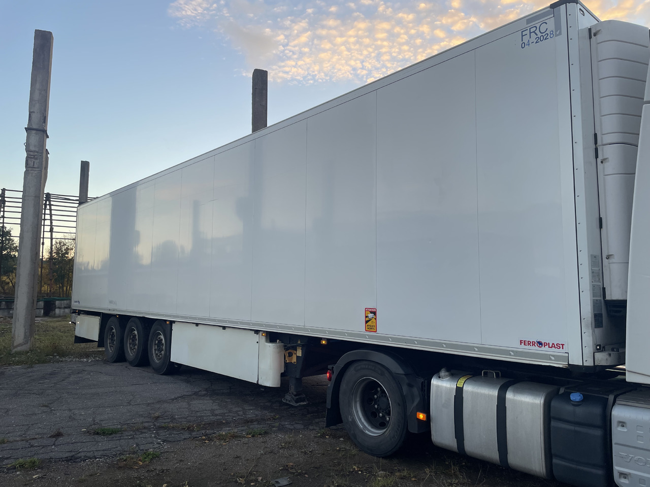 SCHMITZ SKO24 with meat hooks and 2 zone freezer - Semi-remorque frigorifique: photos 5 SCHMITZ SKO24 with meat hooks and 2 zone freezer - Semi-remorque frigorifique: photos 5