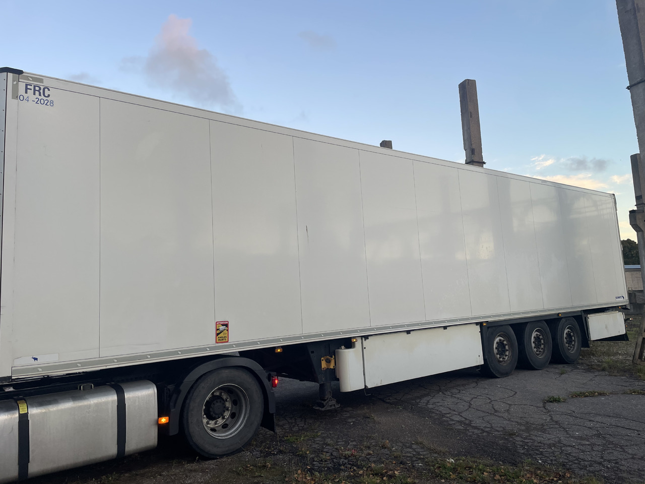 SCHMITZ SKO24 with meat hooks and 2 zone freezer - Semi-remorque frigorifique: photos 4 SCHMITZ SKO24 with meat hooks and 2 zone freezer - Semi-remorque frigorifique: photos 4