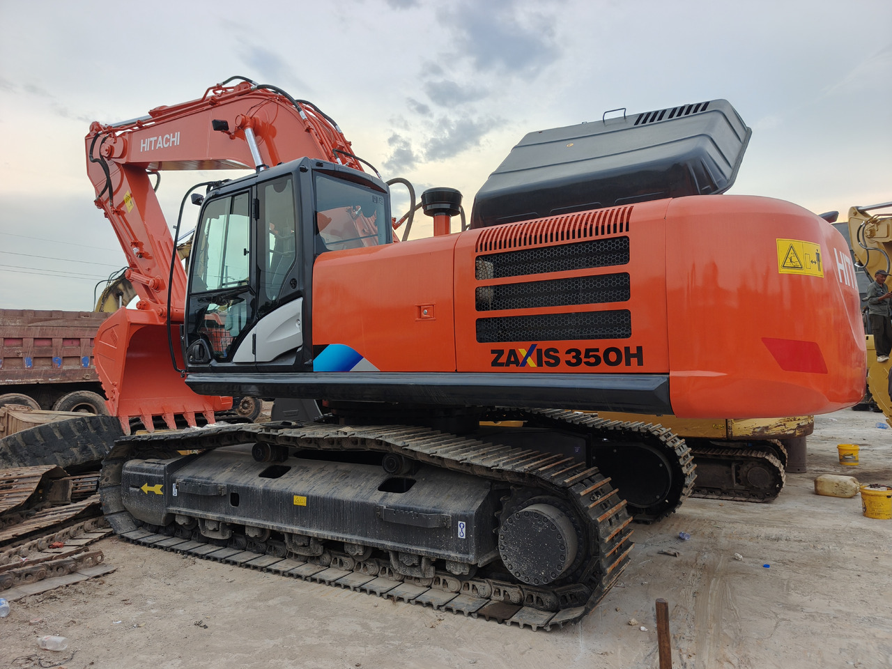 HITACHI ZX350H ZX350H-5G Used excavator - Pelle sur chenille: photos 1 HITACHI ZX350H ZX350H-5G Used excavator - Pelle sur chenille: photos 1