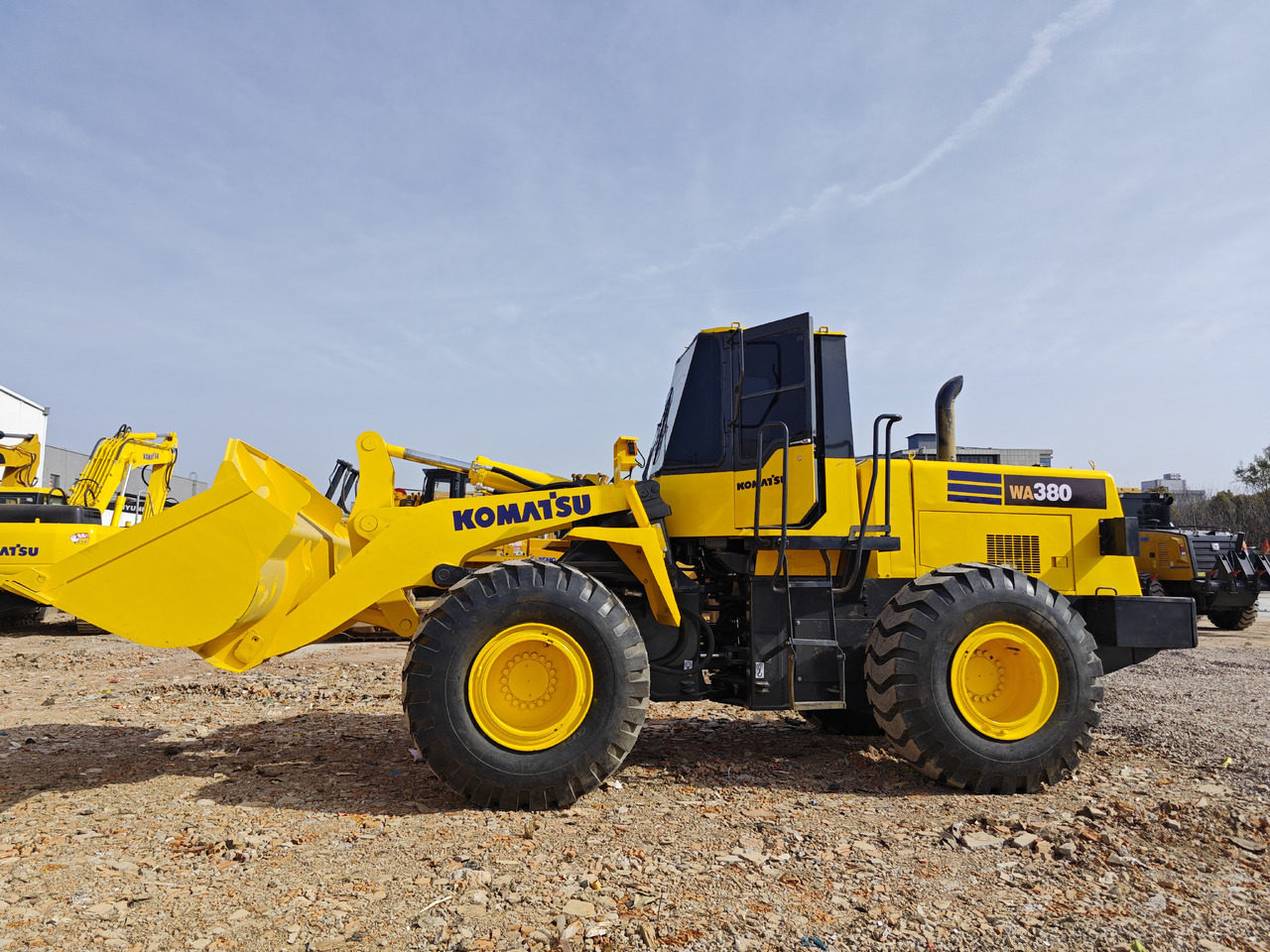 KOMATSU WA380 - Chargeuse sur pneus: photos 1 KOMATSU WA380 - Chargeuse sur pneus: photos 1