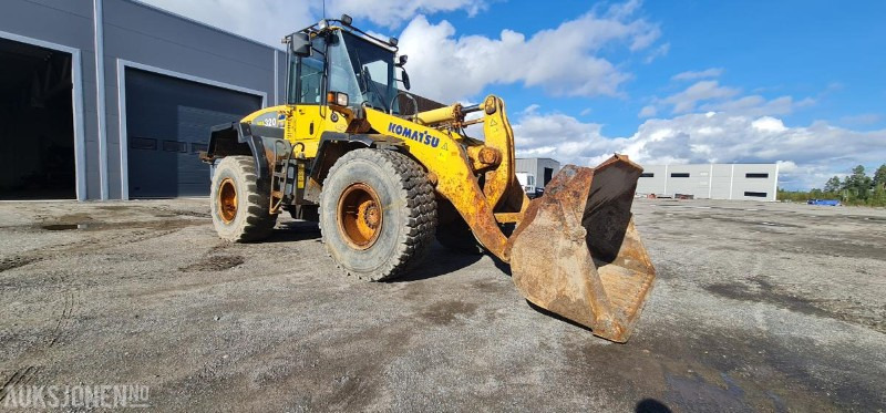 2004 Komatsu WA320, kun 9.000 arbeidstimer! Pallegafler + Skuffe inkludert, 3dje funksjon, SERTIFISERT! - Chargeuse sur pneus: photos 4 2004 Komatsu WA320, kun 9.000 arbeidstimer! Pallegafler + Skuffe inkludert, 3dje funksjon, SERTIFISERT! - Chargeuse sur pneus: photos 4