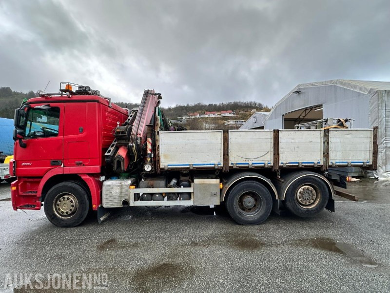 2009 Mercedes-Benz 2551L/42 6X2M Kranbil m/Fassi F235XP kran | Luft foran og bak | Krok og plan, 305520km - Camion grue: photos 2 2009 Mercedes-Benz 2551L/42 6X2M Kranbil m/Fassi F235XP kran | Luft foran og bak | Krok og plan, 305520km - Camion grue: photos 2