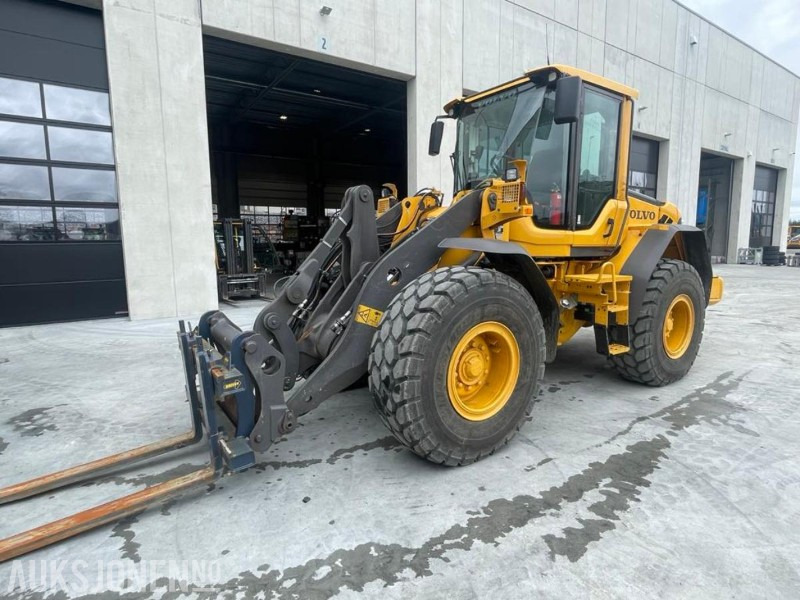 2011 VOLVO L60F HJULLASTER - SPAKSTYRING - NYE DEKK - BBS - 3-4 FUNKSJON - PALLEGAFLER - SKUFFE - KAMERA - MYE PÅKOSTET! - Chargeuse sur pneus: photos 1 2011 VOLVO L60F HJULLASTER - SPAKSTYRING - NYE DEKK - BBS - 3-4 FUNKSJON - PALLEGAFLER - SKUFFE - KAMERA - MYE PÅKOSTET! - Chargeuse sur pneus: photos 1