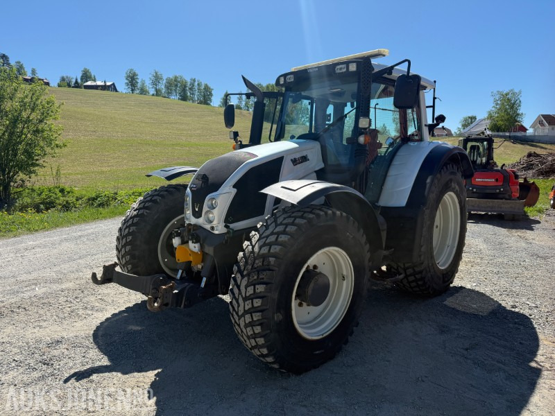 2015 Valtra N163 Unlimited Edition traktor - Hyttefjæring - 4 dobbelt virkende uttak - front PTO - 2 seter - Servicehistorikk - Tracteur agricole: photos 1 2015 Valtra N163 Unlimited Edition traktor - Hyttefjæring - 4 dobbelt virkende uttak - front PTO - 2 seter - Servicehistorikk - Tracteur agricole: photos 1