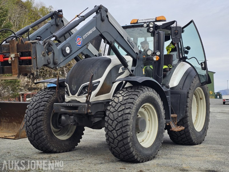 2016 Valtra T144D - Direct - Laster - Luft - 50 km/t - 3 -Medfølger skuffe - Tracteur agricole: photos 1 2016 Valtra T144D - Direct - Laster - Luft - 50 km/t - 3 -Medfølger skuffe - Tracteur agricole: photos 1