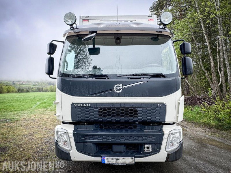 2016 Volvo FE - 320 - Distribusjons lastebil med bakløft - Gått kun 264.000 km - Camion fourgon: photos 2 2016 Volvo FE - 320 - Distribusjons lastebil med bakløft - Gått kun 264.000 km - Camion fourgon: photos 2