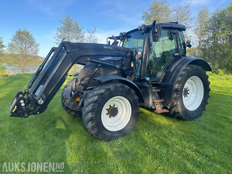2019 Valtra N174 med frontlaster og mye utstyr - Tracteur agricole: photos 1 2019 Valtra N174 med frontlaster og mye utstyr - Tracteur agricole: photos 1