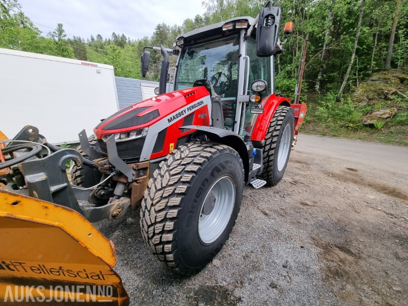 2022 Massey Ferguson 5S.145 traktor med Strøkasse og V-plog - Tracteur agricole: photos 1 2022 Massey Ferguson 5S.145 traktor med Strøkasse og V-plog - Tracteur agricole: photos 1