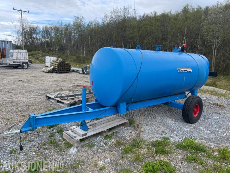 1989 Vanntank Godkjent for Drikkevann på 3000 Liter - Accessoire pour Engins de chantier: photos 1 1989 Vanntank Godkjent for Drikkevann på 3000 Liter - Accessoire pour Engins de chantier: photos 1