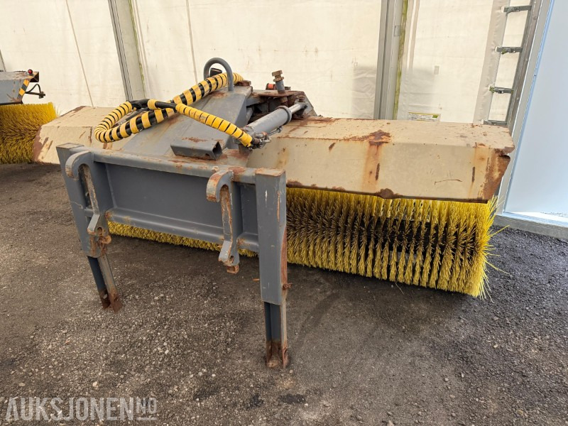 2009 Vilakone kost, Trime-feste, stått på en Wille - Accessoire pour Engins de chantier: photos 1 2009 Vilakone kost, Trime-feste, stått på en Wille - Accessoire pour Engins de chantier: photos 1