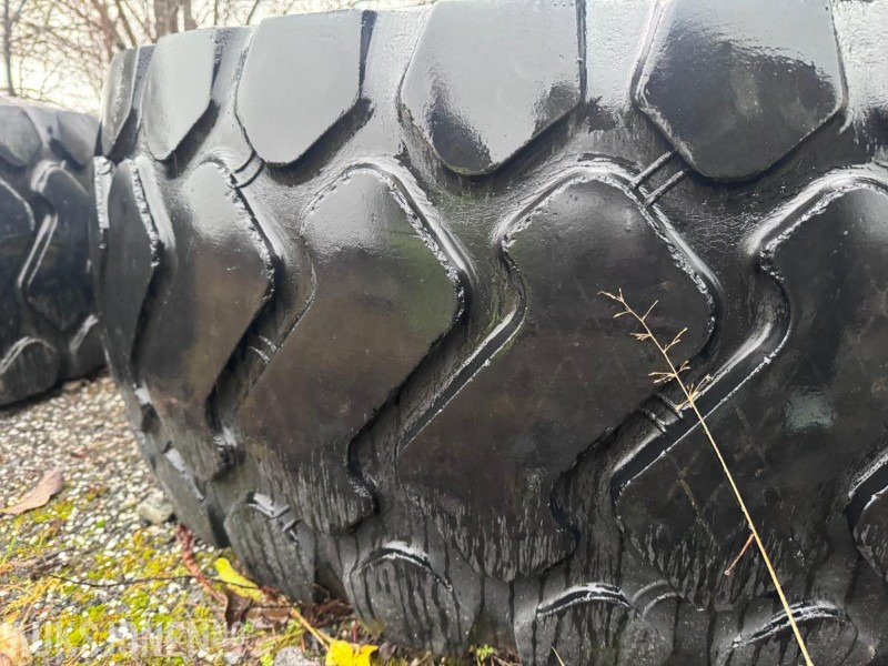 4 stk brukte Hjullaster dekk - Stått på Komatsu WA250 - Michelin 20.5R25 - Accessoire pour Engins de chantier: photos 4 4 stk brukte Hjullaster dekk - Stått på Komatsu WA250 - Michelin 20.5R25 - Accessoire pour Engins de chantier: photos 4