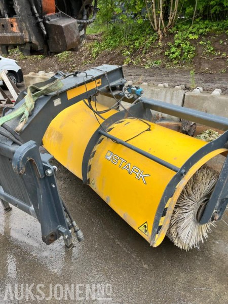 Stark 300 feiekost til hjullaster med stort og lite bm feste - Accessoire pour Engins de chantier: photos 2 Stark 300 feiekost til hjullaster med stort og lite bm feste - Accessoire pour Engins de chantier: photos 2