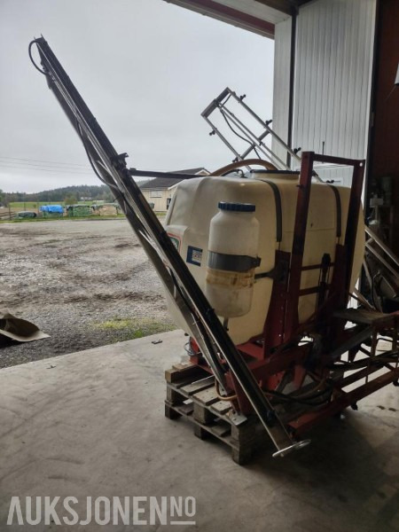 1900 YLØ Eho kone sprøyte med elektrisk betjening - Machine agricole: photos 3 1900 YLØ Eho kone sprøyte med elektrisk betjening - Machine agricole: photos 3