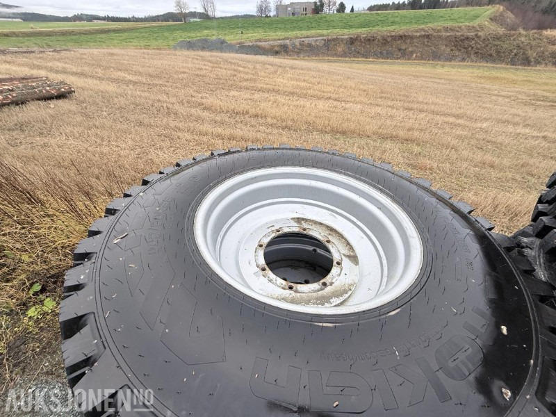 Nokian traktordekk med pigg - 4 stk - 440/80-28 og 540/80-38 - Machine agricole: photos 2 Nokian traktordekk med pigg - 4 stk - 440/80-28 og 540/80-38 - Machine agricole: photos 2