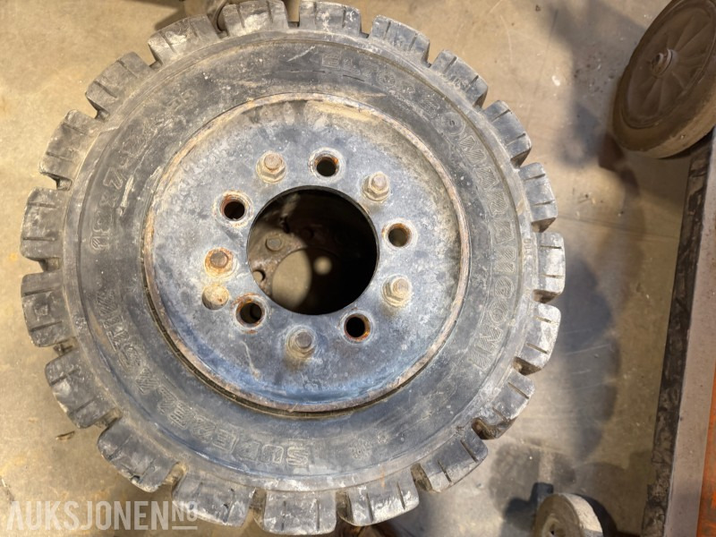 2000 Andre Super Elastic truckdekk – 4 stk - Matériel de manutention: photos 4 2000 Andre Super Elastic truckdekk – 4 stk - Matériel de manutention: photos 4