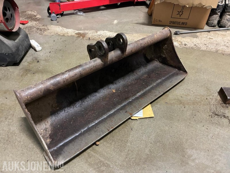 Pusseskuff til minigraver - stått på Volvo EC15 - ingen minstepris - Matériel de chantier: photos 1 Pusseskuff til minigraver - stått på Volvo EC15 - ingen minstepris - Matériel de chantier: photos 1