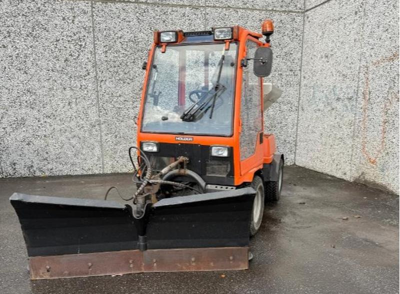 2002 Holder C240 Traktorregistrert redskapsbærer med 4x4 brøyteskjær og strøer - Véhicule de voirie/ Spécial: photos 4 2002 Holder C240 Traktorregistrert redskapsbærer med 4x4 brøyteskjær og strøer - Véhicule de voirie/ Spécial: photos 4