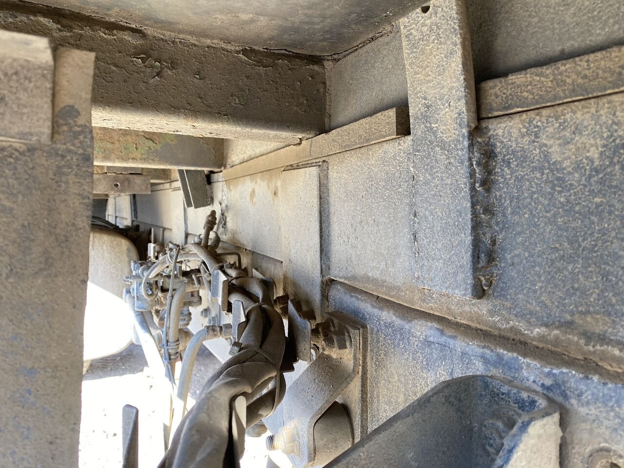 Benne pour poids lourds Hardox Bena basculabila cu semisasiu 7m : 8x4: photos 14 Benne pour poids lourds Hardox Bena basculabila cu semisasiu 7m : 8x4: photos 14