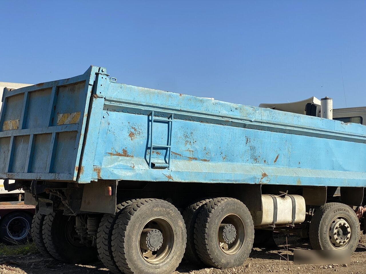 Benne pour poids lourds Hardox Bena basculabila cu semisasiu 7m : 8x4: photos 8 Benne pour poids lourds Hardox Bena basculabila cu semisasiu 7m : 8x4: photos 8