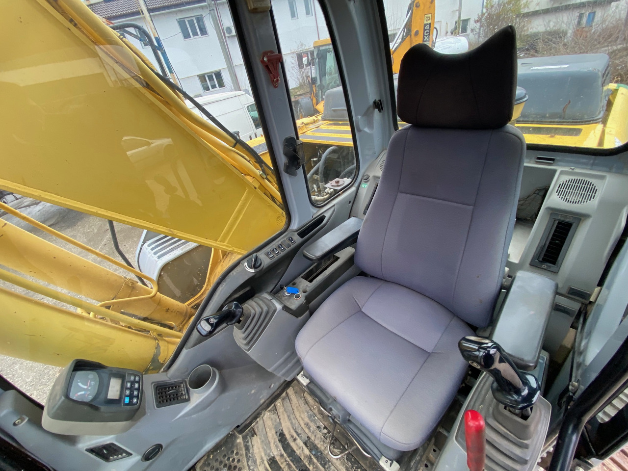 New Holland Kobelco E 215 22 T Klima - Pelle sur chenille: photos 3 New Holland Kobelco E 215 22 T Klima - Pelle sur chenille: photos 3