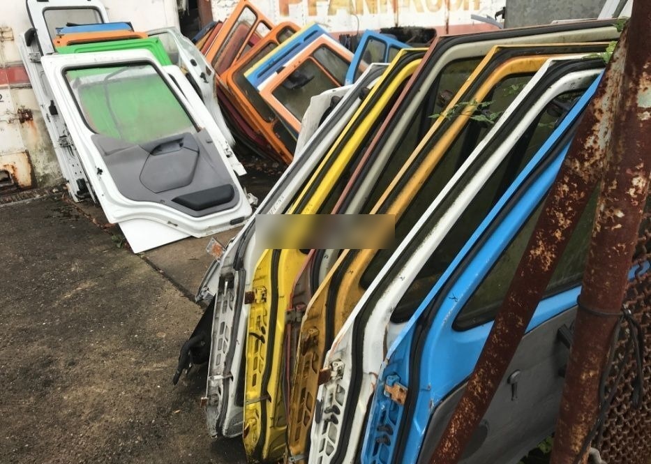 - Portière et pièces pour Camion: photos 2 - Portière et pièces pour Camion: photos 2