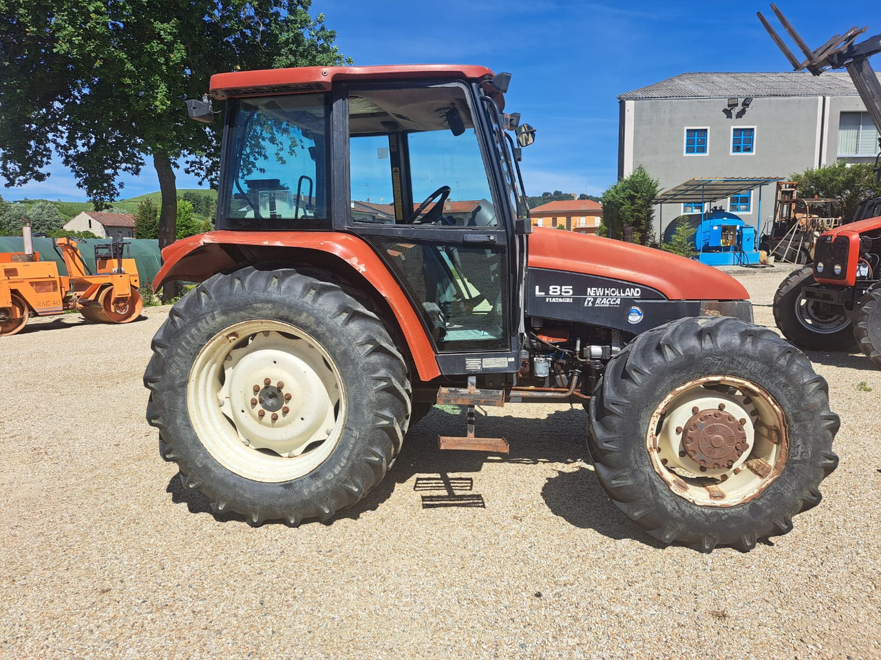 NEW HOLLAND New Holland L85 - Tracteur agricole: photos 1 NEW HOLLAND New Holland L85 - Tracteur agricole: photos 1