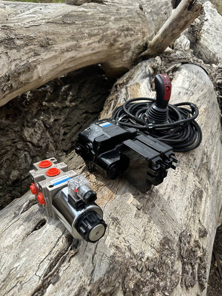Walvoil SDM/DLM with 3rd function Case IH, International Harvester, John Deere, Kubota - Chargeur frontal pour tracteur pour Chargeur frontal pour tracteur: photos 1 Walvoil SDM/DLM with 3rd function Case IH, International Harvester, John Deere, Kubota - Chargeur frontal pour tracteur pour Chargeur frontal pour tracteur: photos 1
