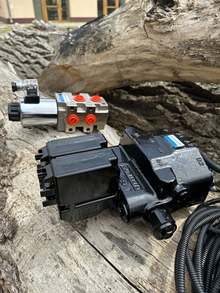 Walvoil SDM/DLM with 3rd function Case IH, International Harvester, John Deere, Kubota - Chargeur frontal pour tracteur pour Chargeur frontal pour tracteur: photos 2 Walvoil SDM/DLM with 3rd function Case IH, International Harvester, John Deere, Kubota - Chargeur frontal pour tracteur pour Chargeur frontal pour tracteur: photos 2