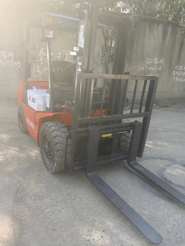 HELI CPCD 30 forklift - Chariot élévateur diesel: photos 3 HELI CPCD 30 forklift - Chariot élévateur diesel: photos 3