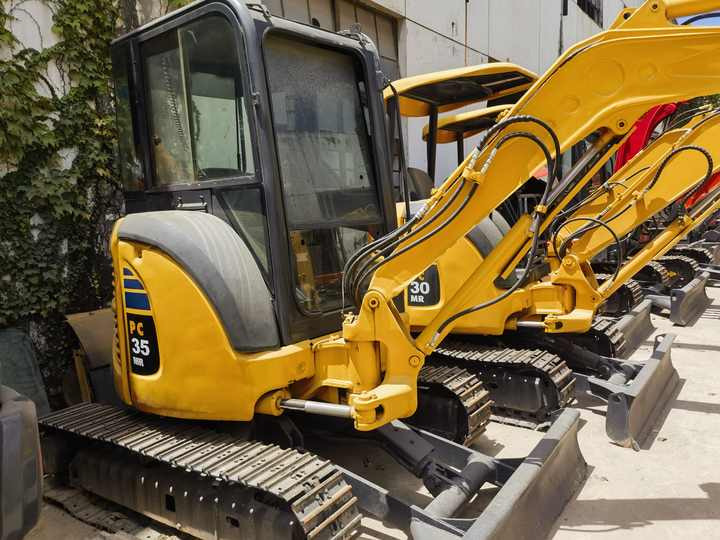 Komatsu PC35MR-3 excavator - Pelle sur chenille: photos 1 Komatsu PC35MR-3 excavator - Pelle sur chenille: photos 1