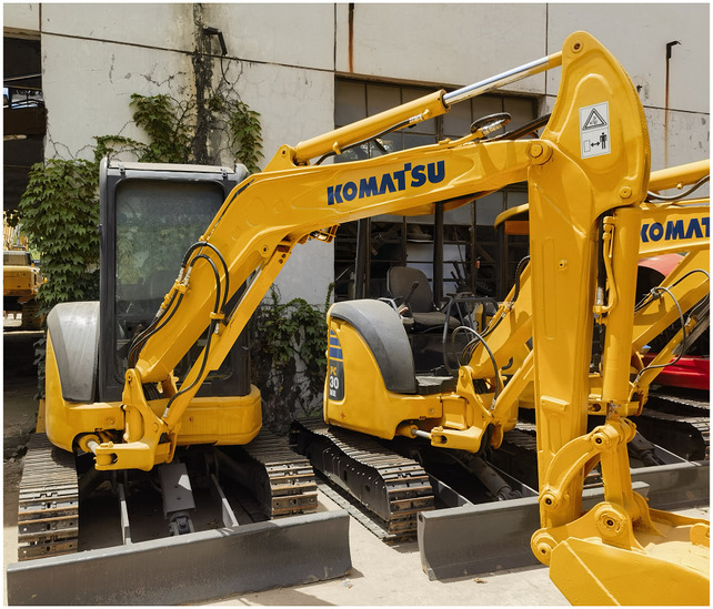 Komatsu PC35MR-3 excavator - Pelle sur chenille: photos 3 Komatsu PC35MR-3 excavator - Pelle sur chenille: photos 3