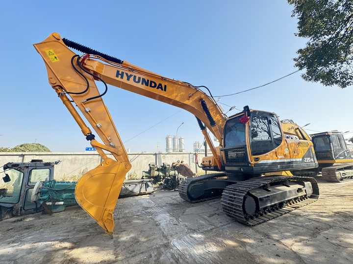 Pelle sur chenille good condition and high performance second hand Hyundai 220lc-9S Excavators used excavator on hot sale in shanghai yard: photos 6