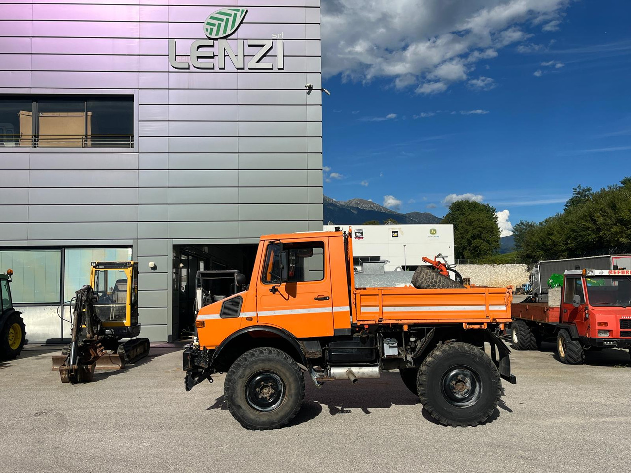 MERCEDES BENZ UNIMOG U1200 – 70 - Camion benne: photos 2 MERCEDES BENZ UNIMOG U1200 – 70 - Camion benne: photos 2