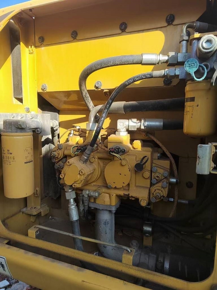 Pelle sur chenille CAT 318: photos 6