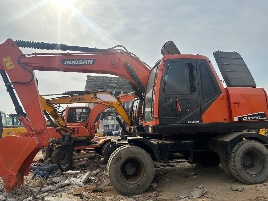 Doosan DX 150W -9 - Pelle sur pneus: photos 4 Doosan DX 150W -9 - Pelle sur pneus: photos 4