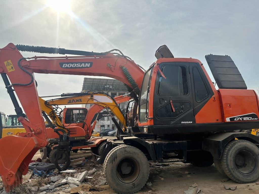 Doosan DX 150W -9 - Pelle sur pneus: photos 3 Doosan DX 150W -9 - Pelle sur pneus: photos 3