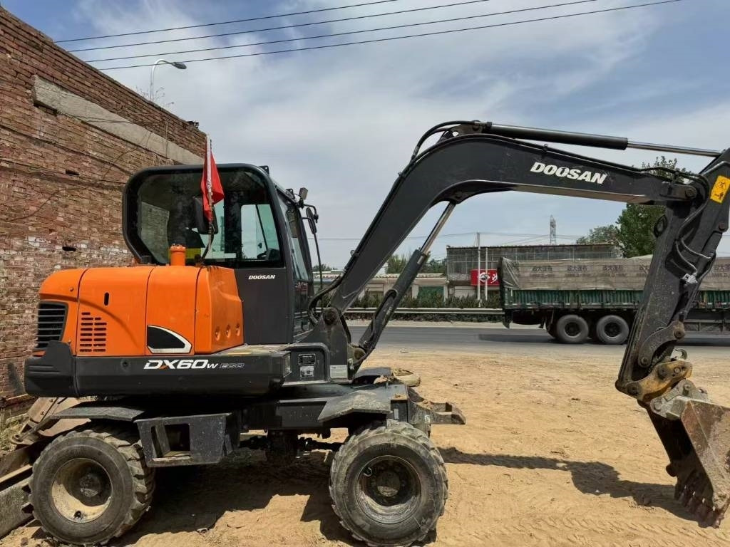 Doosan DX60W - Pelle sur pneus: photos 3 Doosan DX60W - Pelle sur pneus: photos 3