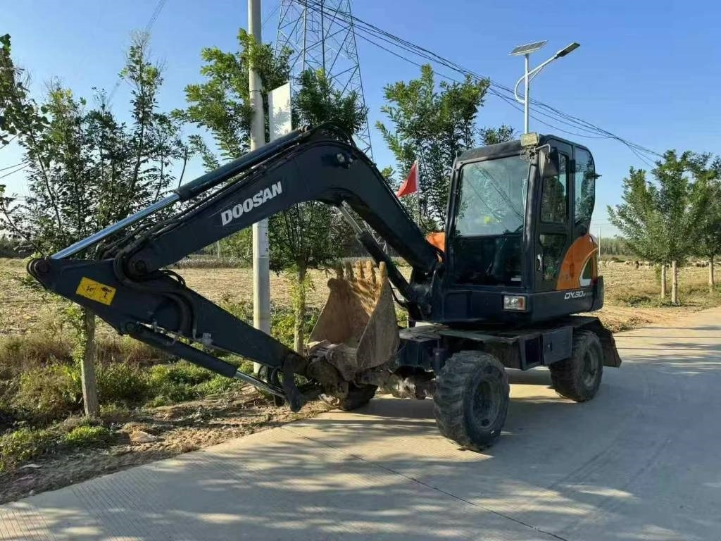 Doosan DX60W - Pelle sur pneus: photos 4 Doosan DX60W - Pelle sur pneus: photos 4