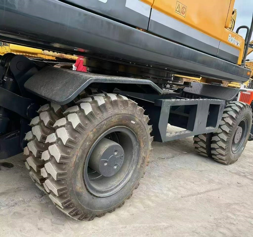 Hyundai 210W -9  - Pelle sur pneus: photos 3 Hyundai 210W -9  - Pelle sur pneus: photos 3