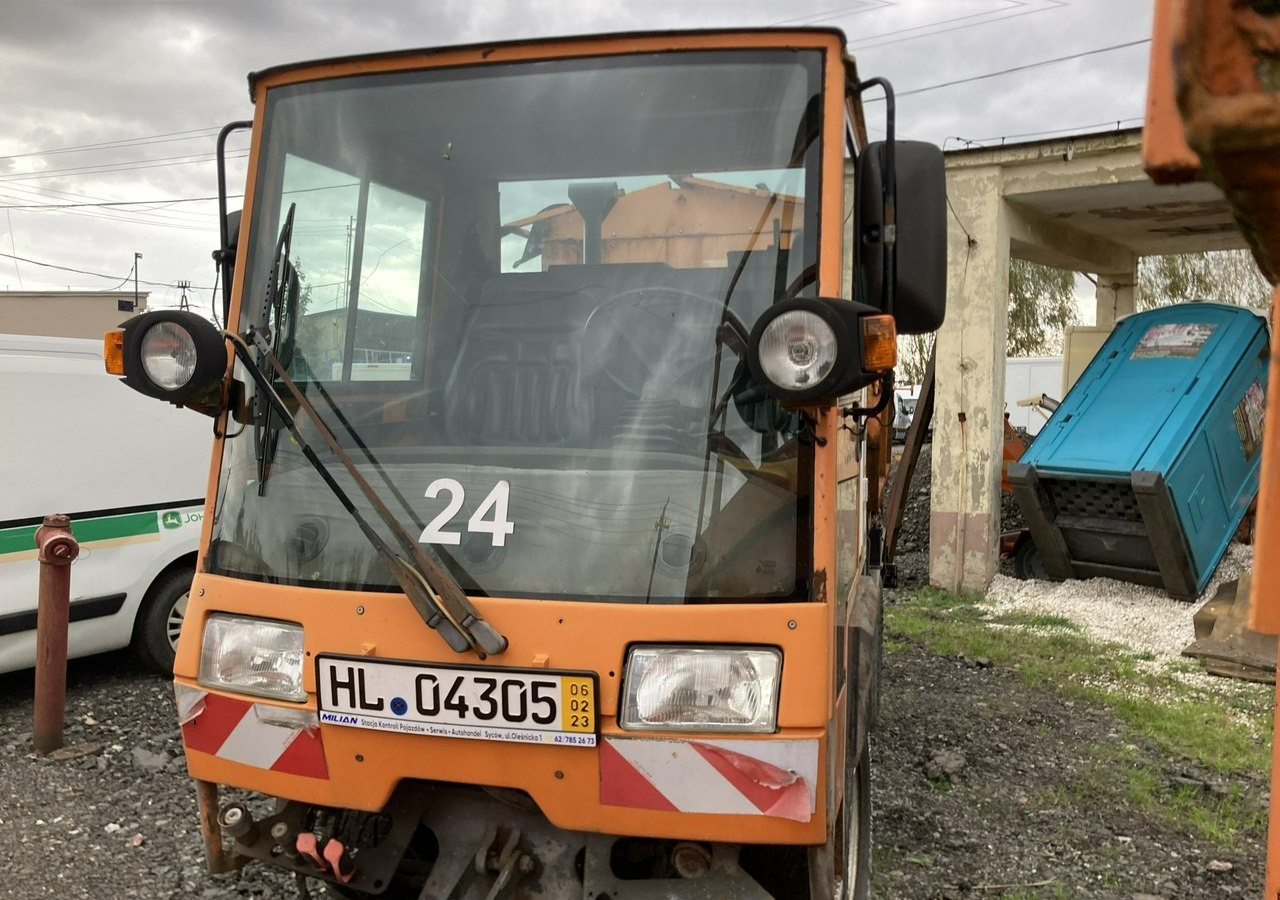 Inna Inny Hansa 4X4 pług posypywarka wywrotka - Engin de déneigement: photos 4 Inna Inny Hansa 4X4 pług posypywarka wywrotka - Engin de déneigement: photos 4