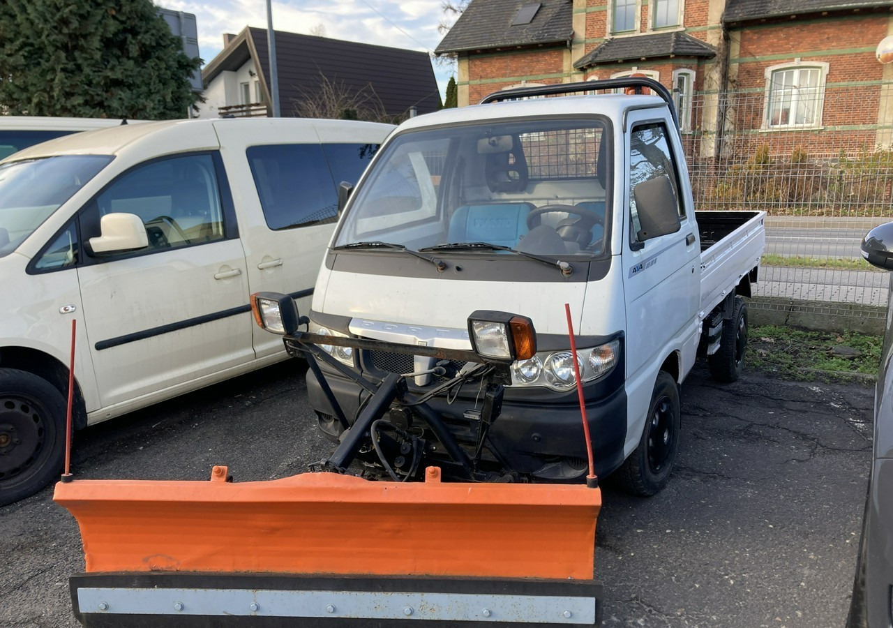 Piaggio Piaggio Porter 4X4 Skrzynia odśnieżarka Pług 2011 - Engin de déneigement: photos 1 Piaggio Piaggio Porter 4X4 Skrzynia odśnieżarka Pług 2011 - Engin de déneigement: photos 1