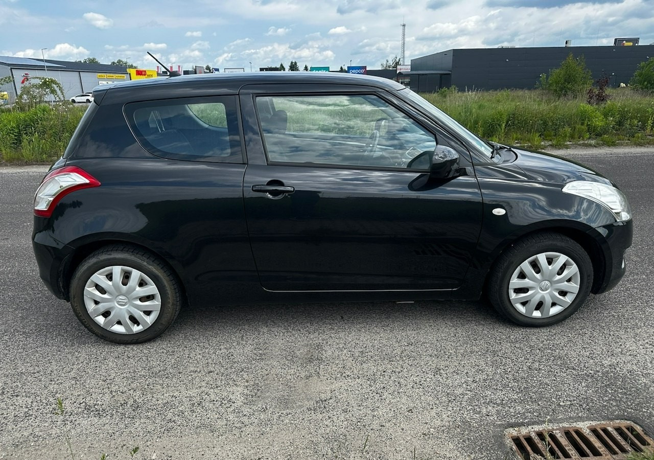 Suzuki Swift V Suzuki Swift 1.2-94KM Klima Model 2012 - Voiture à hayon: photos 5 Suzuki Swift V Suzuki Swift 1.2-94KM Klima Model 2012 - Voiture à hayon: photos 5