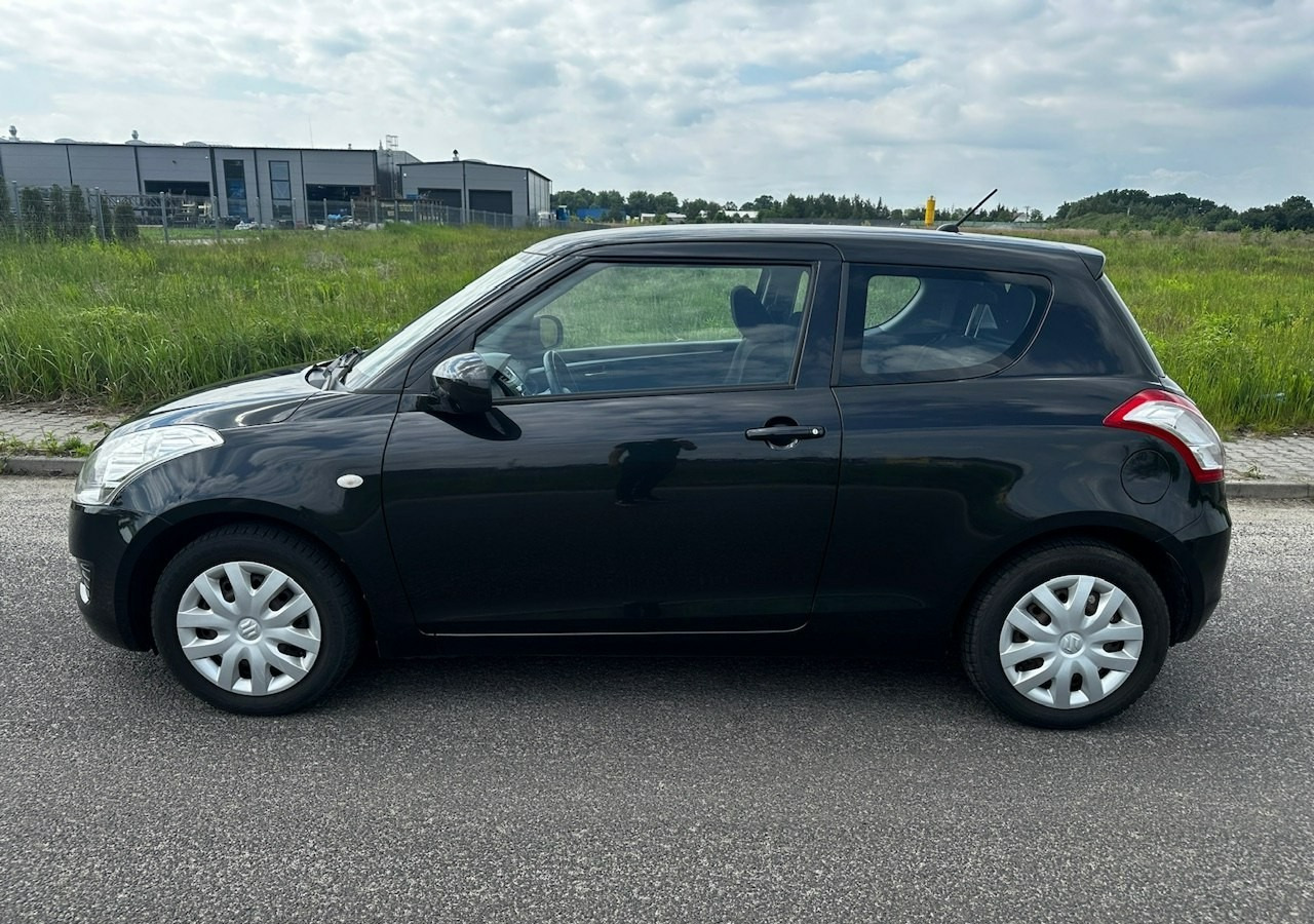 Suzuki Swift V Suzuki Swift 1.2-94KM Klima Model 2012 - Voiture à hayon: photos 2 Suzuki Swift V Suzuki Swift 1.2-94KM Klima Model 2012 - Voiture à hayon: photos 2
