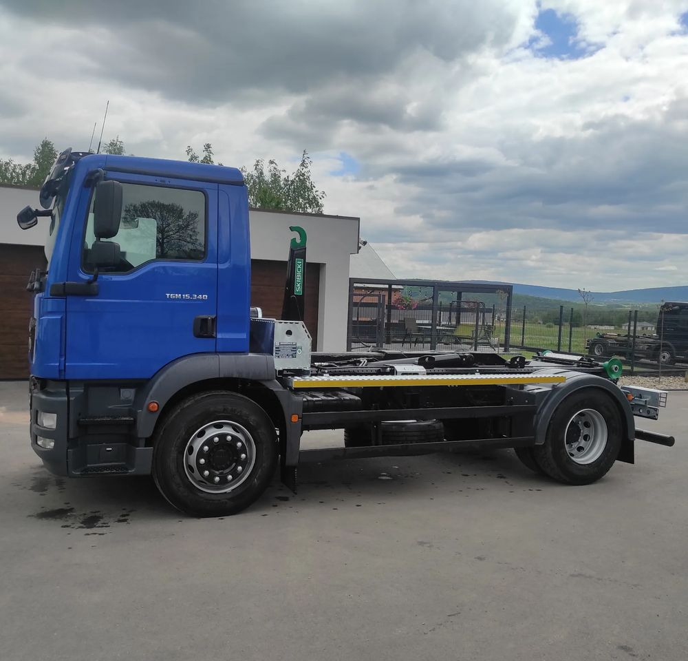 MAN TGM 18.340 urządzenie hakowe AXOR - Camion ampliroll: photos 1 MAN TGM 18.340 urządzenie hakowe AXOR - Camion ampliroll: photos 1