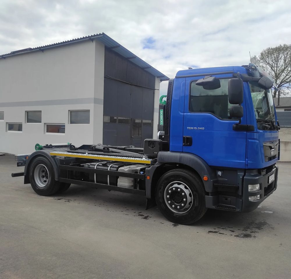 MAN TGM 18.340 urządzenie hakowe AXOR - Camion ampliroll: photos 4 MAN TGM 18.340 urządzenie hakowe AXOR - Camion ampliroll: photos 4