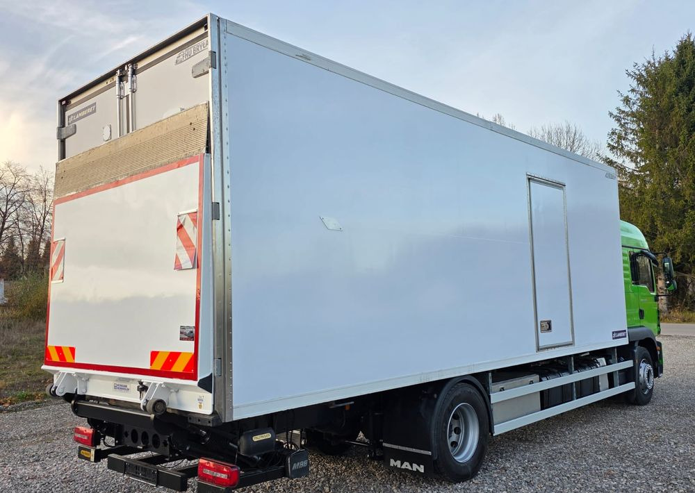 MAN TGM 18.320 / 18.290 / 15.290 / IZOTERMA / WINDA / 19PALET / E6 / 08.2018 / LIFT / SPROWADZONY / AUTOMAT / SYPIALKA / PIERWSZY WŁAŚCICIEL / BOCZNE DRZWI / STAN BARDZO DOBRY - Camion frigorifique: photos 4 MAN TGM 18.320 / 18.290 / 15.290 / IZOTERMA / WINDA / 19PALET / E6 / 08.2018 / LIFT / SPROWADZONY / AUTOMAT / SYPIALKA / PIERWSZY WŁAŚCICIEL / BOCZNE DRZWI / STAN BARDZO DOBRY - Camion frigorifique: photos 4