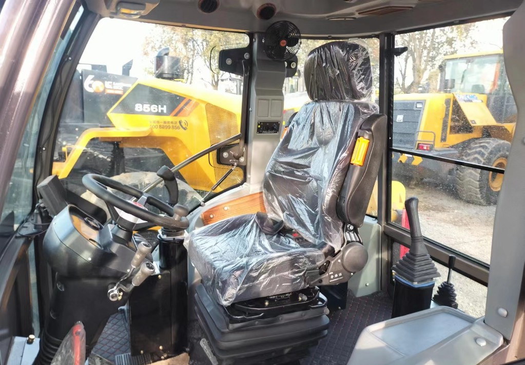 CAT 420 F Caterpillar 420F backhoe loader - Tractopelle: photos 4 CAT 420 F Caterpillar 420F backhoe loader - Tractopelle: photos 4