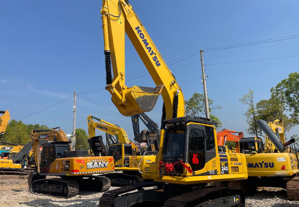 Komatsu PC 240 PC220 PC240-8 - Pelle sur chenille: photos 3 Komatsu PC 240 PC220 PC240-8 - Pelle sur chenille: photos 3