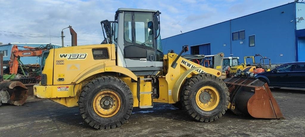 New Holland W 130 - Chargeuse sur pneus: photos 2 New Holland W 130 - Chargeuse sur pneus: photos 2